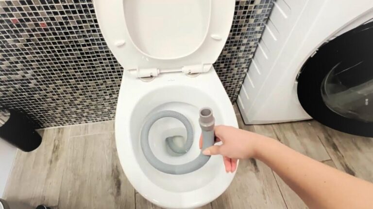 Questo semplice gesto risolverà i tuoi problemi di toilette senza chiamare il plombier…