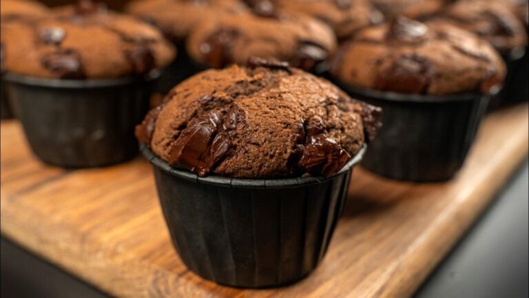 Questo semplice gesto trasforma muffin al cioccolato in un’esperienza indimenticabile…