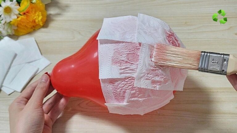Questo semplice gesto trasforma carta igienica e palloncini in un incredibile oggetto decorativo…