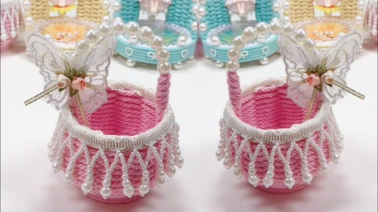 Questo semplice gesto trasforma tazze di plastica in cestini floreali da regalare…