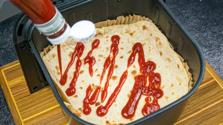 Questo semplice gesto trasforma una tortilla in una pizza perfetta… scopri come!