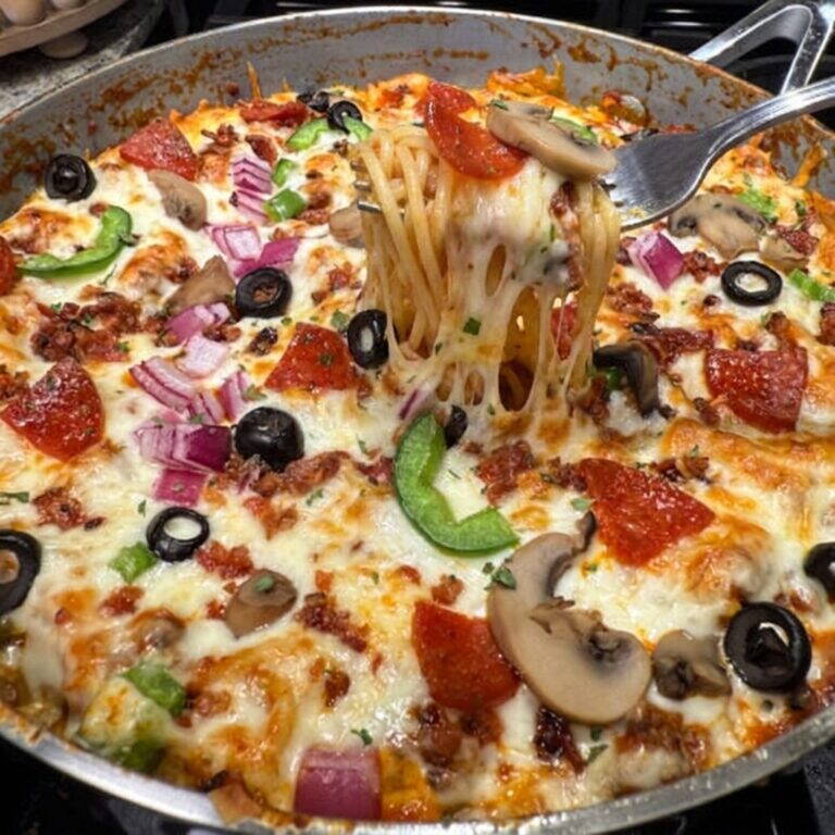 Loaded Pizza Spaghetti Bake: lo sformato di spaghetti che unisce il meglio della pizza e della pasta