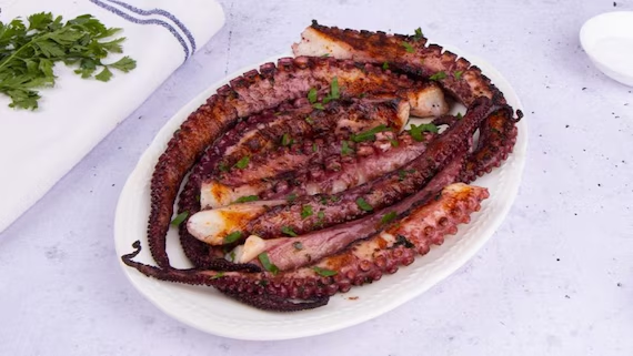 Polpo alla Griglia in Stile Mediterraneo: Tenero, Succoso e Ricco di Gusto