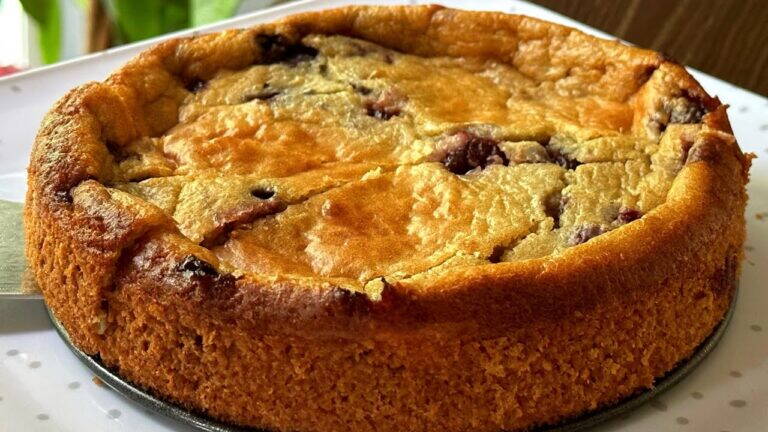 Prendi i fiocchi d’avena, mescola tutto e ottieni una torta sana e leggera!